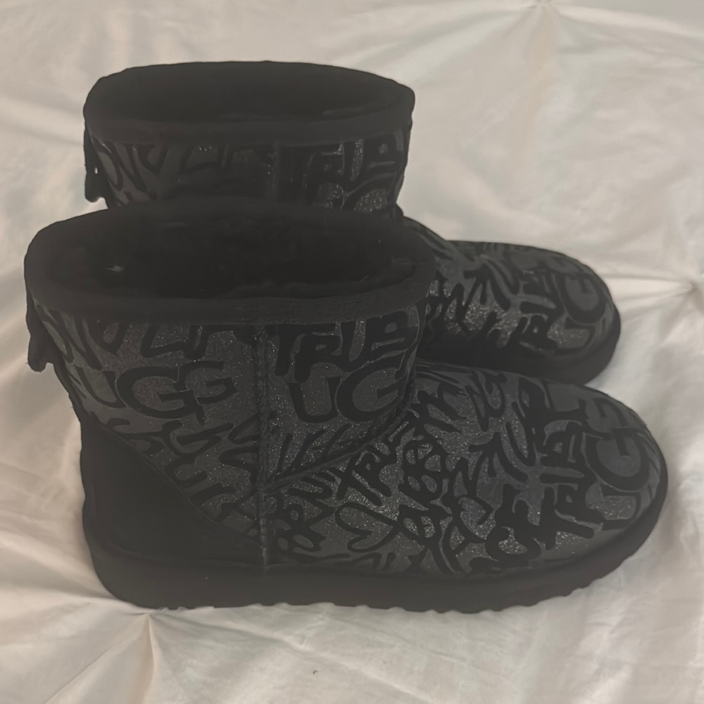 UGG Boots Black and Gray Patterned - Picture 3 of 10